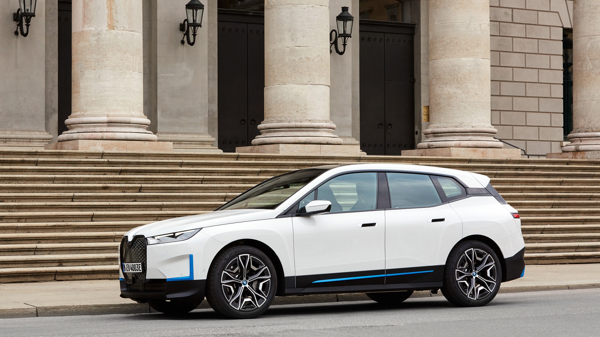 Download 2022 BMW iX xDrive40 - Front Three-Quarter HD Wallpaper 1920x1080 #95