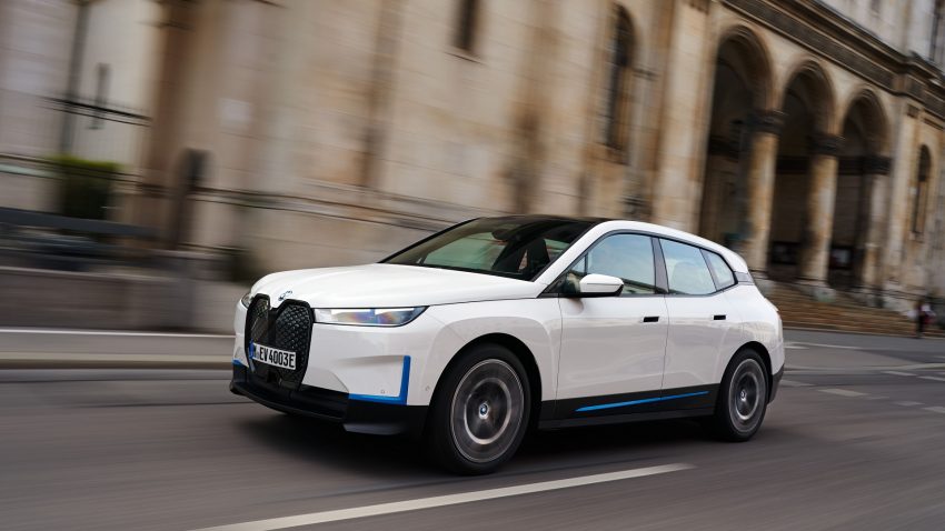 2022 BMW iX xDrive40 - Front Three-Quarter Wallpaper 850x478 #76