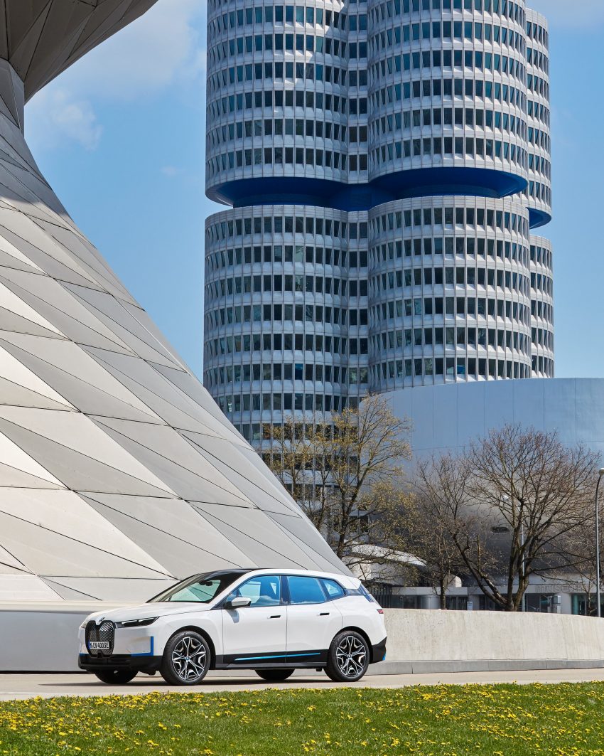 2022 BMW iX xDrive40 - Front Three-Quarter Phone Wallpaper 850x1063 #63