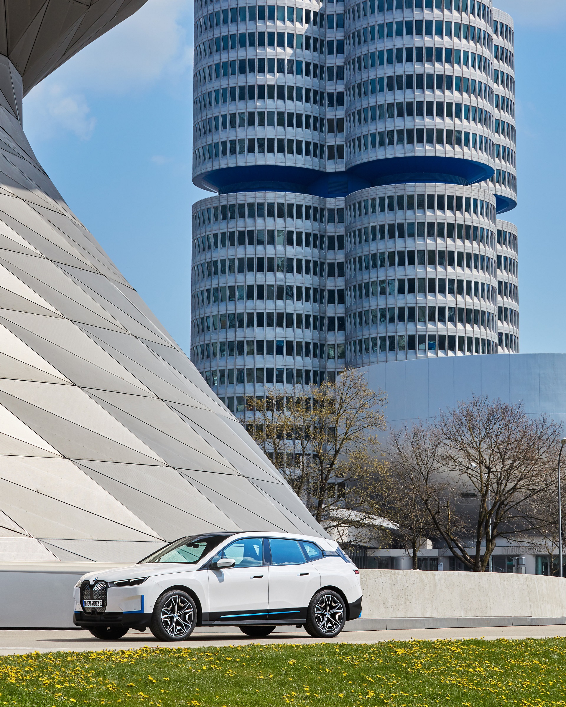 Download 2022 BMW iX xDrive40 - Front Three-Quarter HD Phone Wallpaper 1920x2400 #63