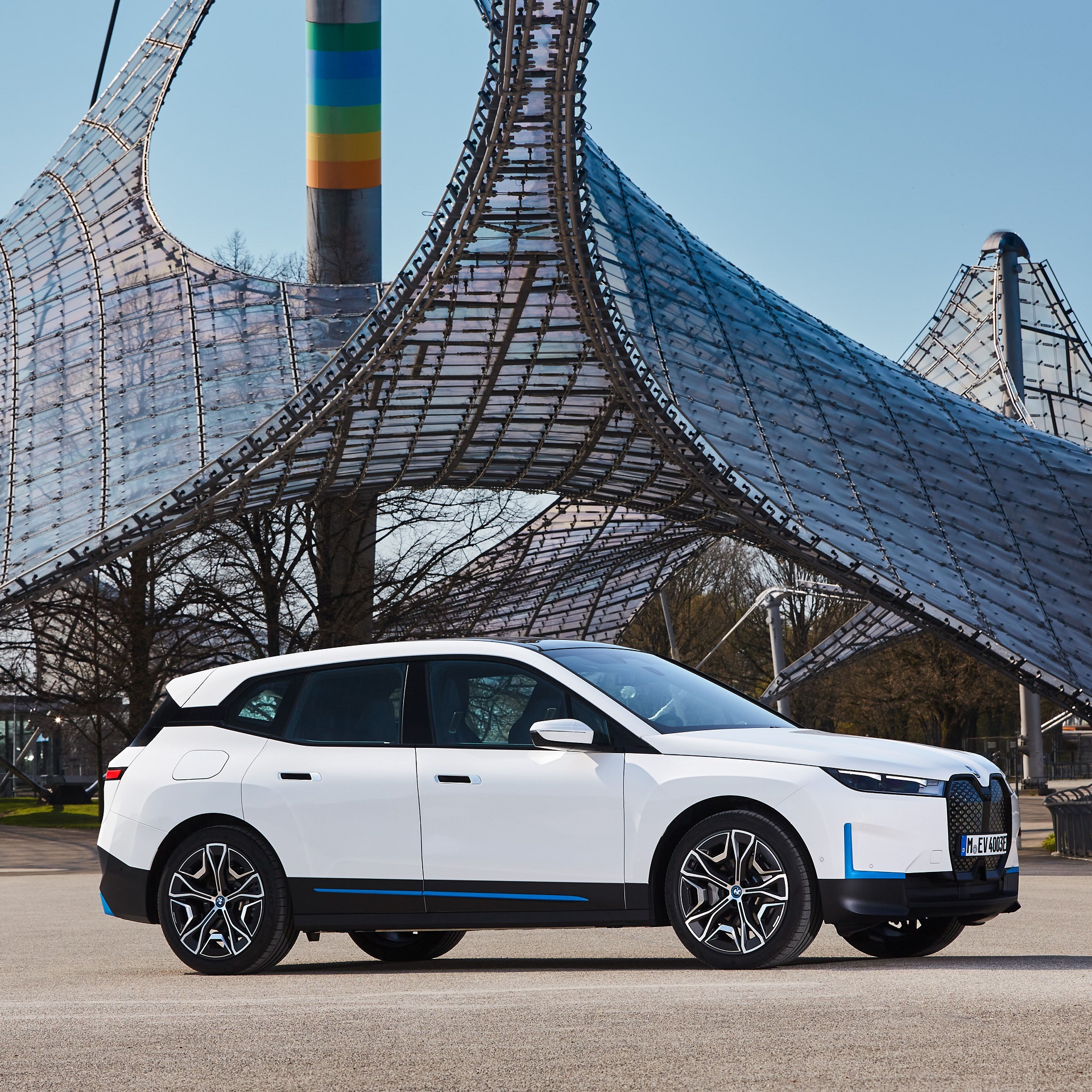 Download 2022 BMW iX xDrive40 - Front Three-Quarter HD Wallpaper 1920x1920 #44