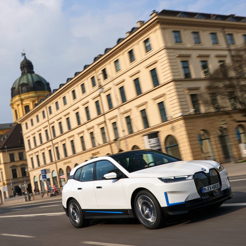 2022 BMW iX xDrive40 - Front Three-Quarter Wallpaper 850x850 #85