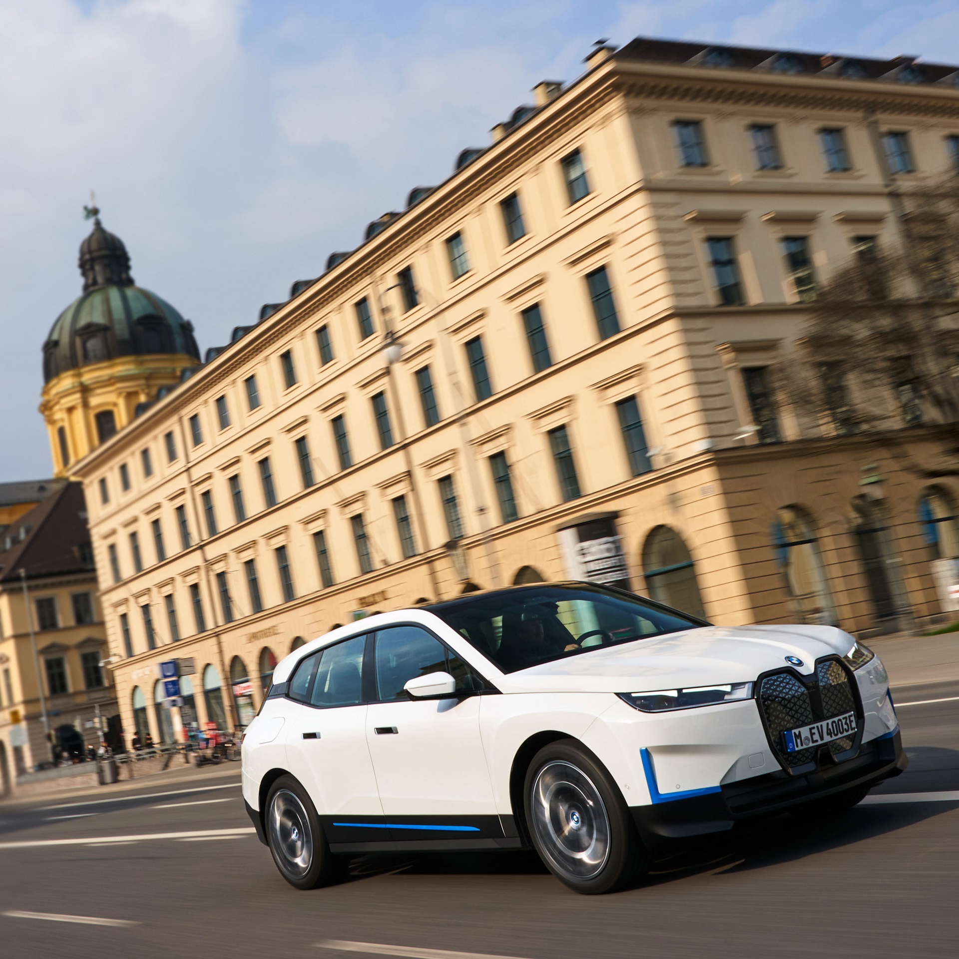 Download 2022 BMW iX xDrive40 - Front Three-Quarter HD Wallpaper 1920x1920 #85