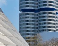 2022 BMW iX xDrive40 - Front Three-Quarter Wallpaper 190x150