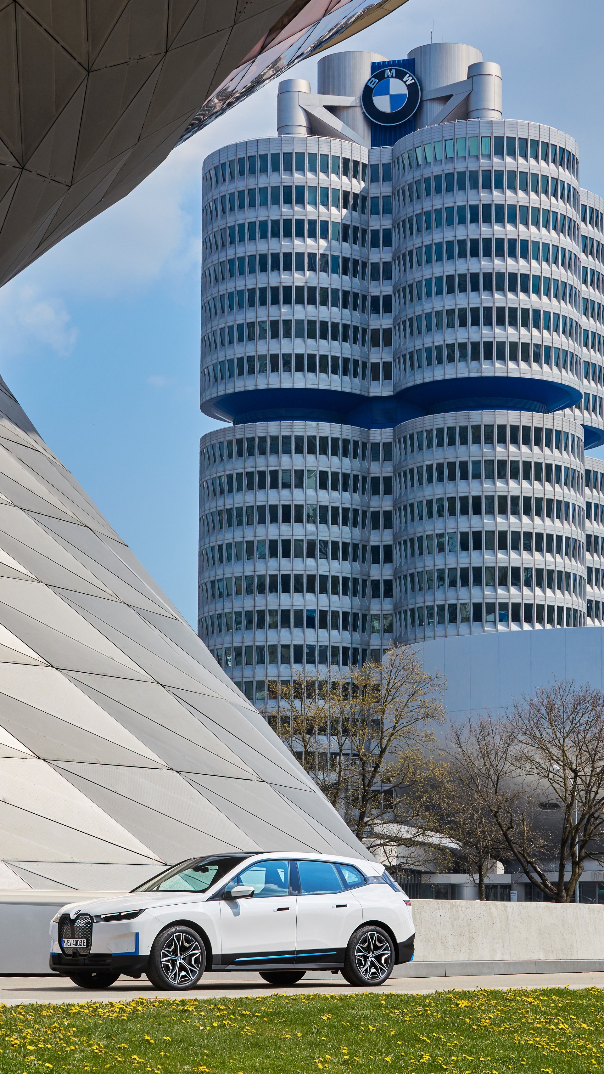 Download 2022 BMW iX xDrive40 - Front Three-Quarter HD Phone Wallpaper 1920x3412 #64