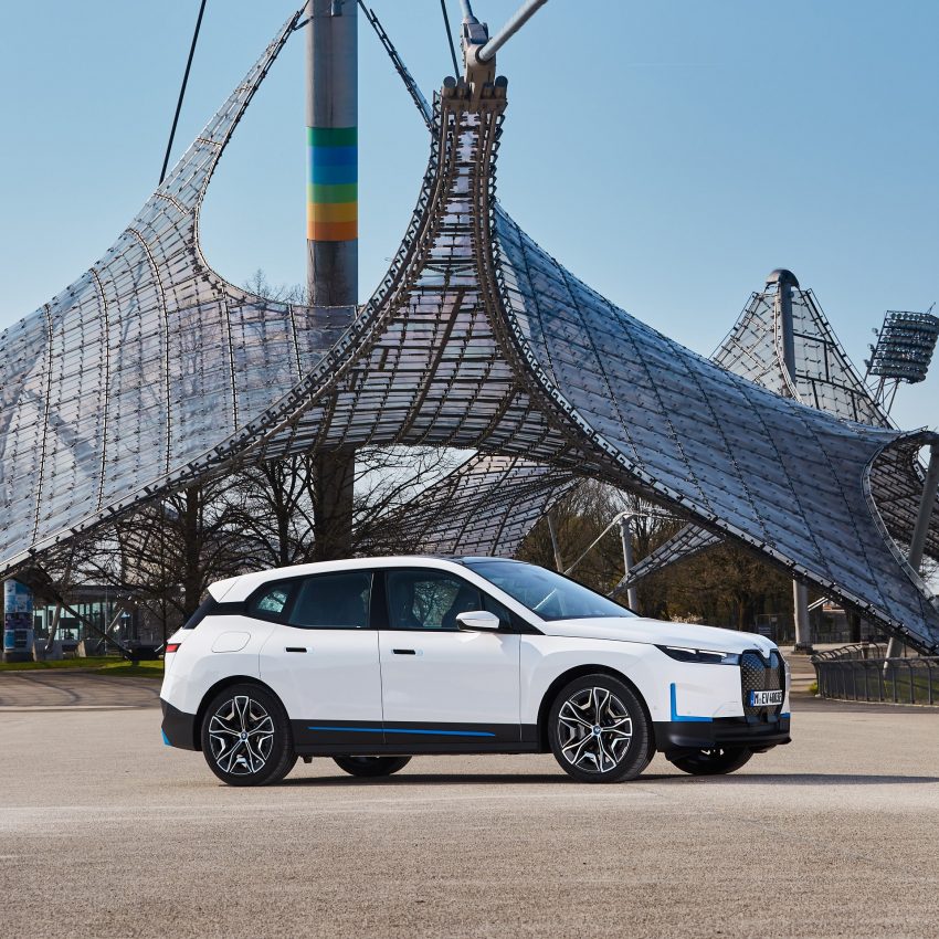 2022 BMW iX xDrive40 - Front Three-Quarter Wallpaper 850x850 #45