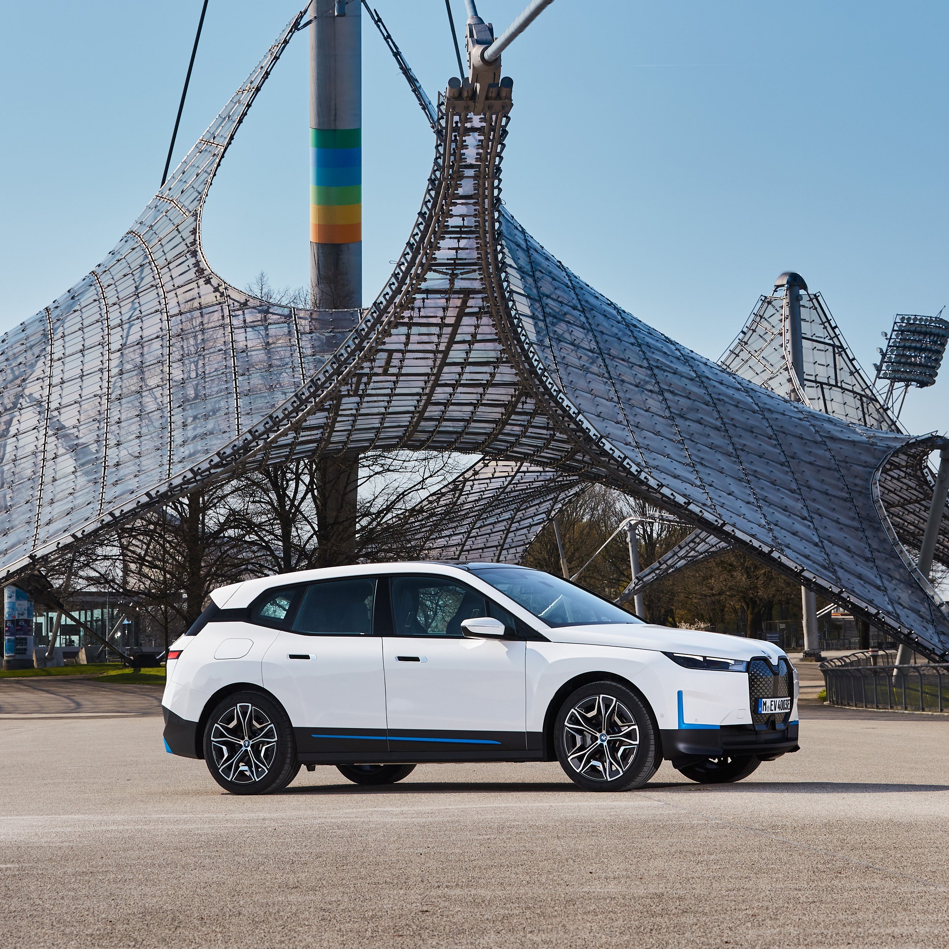 Download 2022 BMW iX xDrive40 - Front Three-Quarter HD Wallpaper 1920x1920 #45