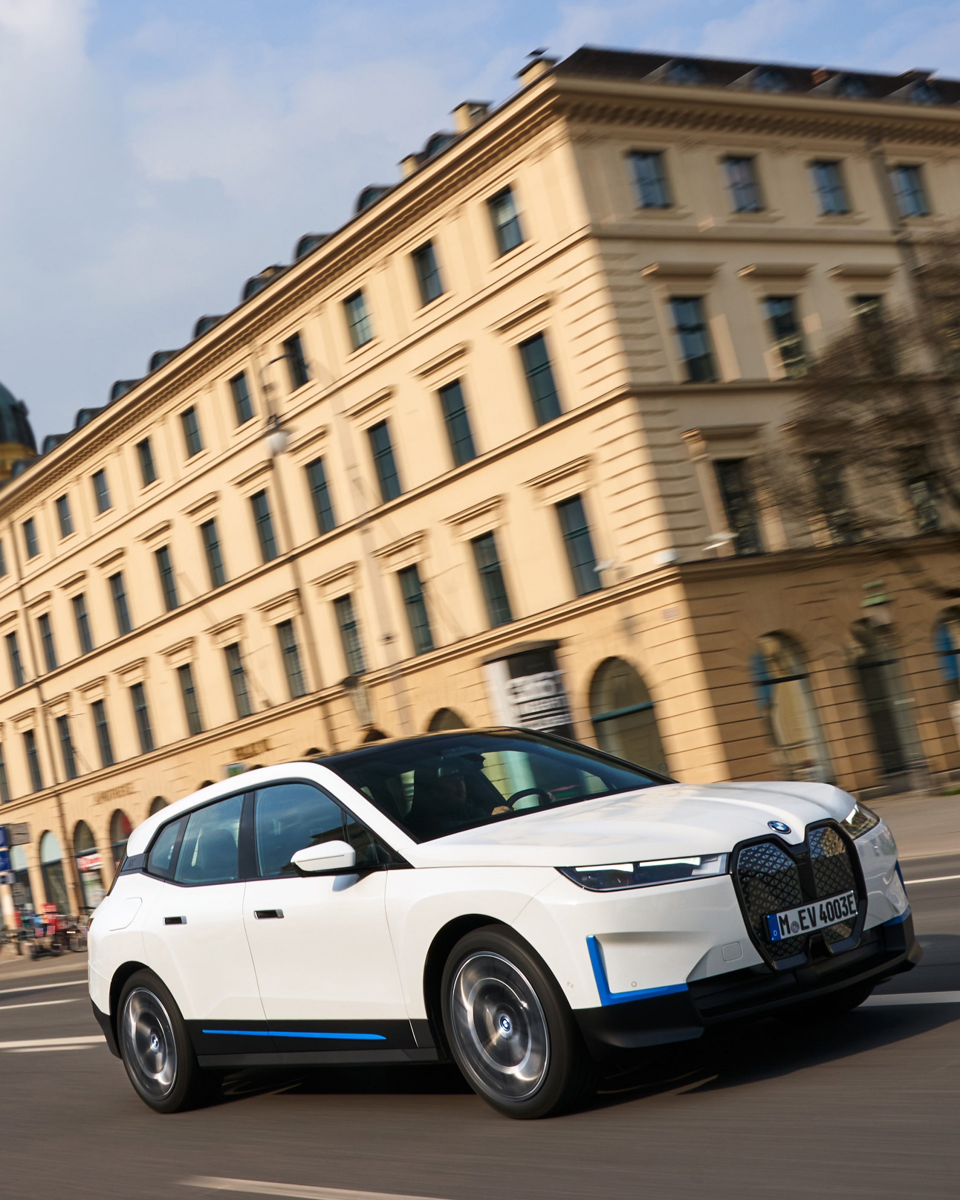 Download 2022 BMW iX xDrive40 - Front Three-Quarter HD Phone Wallpaper 1920x2400 #86