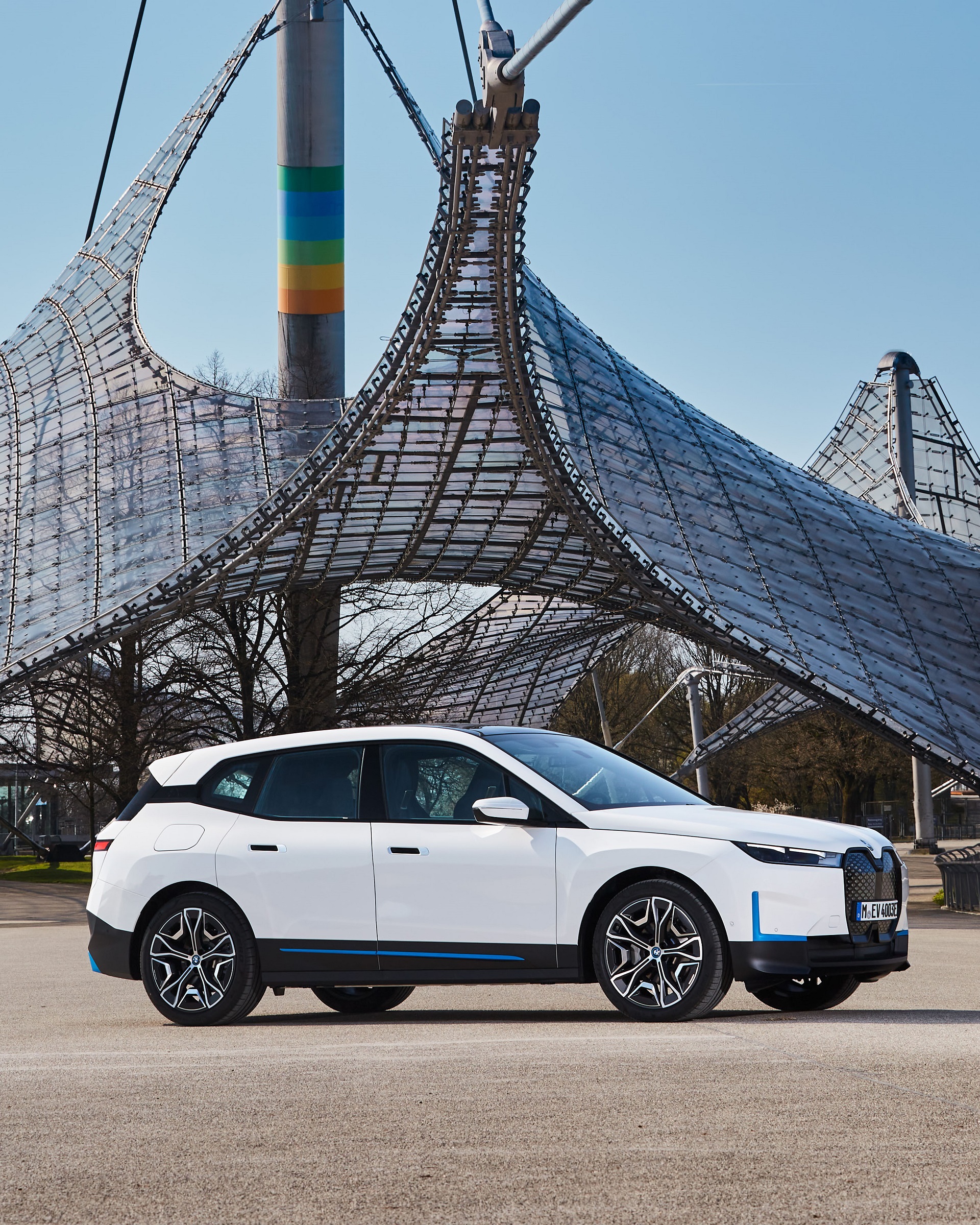 Download 2022 BMW iX xDrive40 - Front Three-Quarter HD Phone Wallpaper 1920x2399 #46