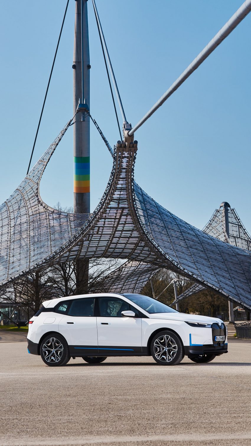2022 BMW iX xDrive40 - Front Three-Quarter Phone Wallpaper 850x1511 #47