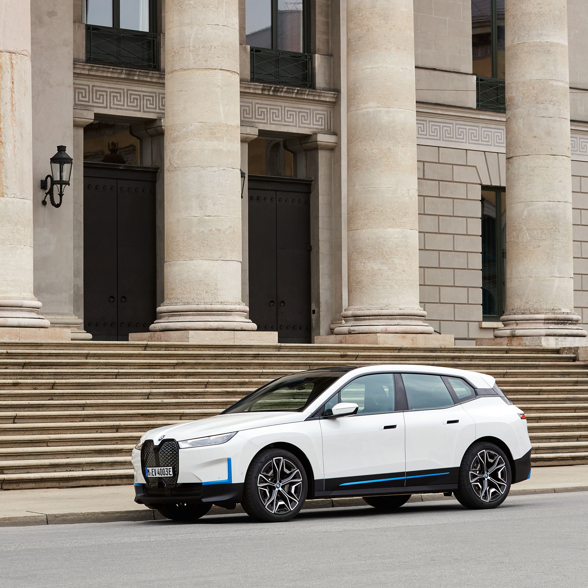 Download 2022 BMW iX xDrive40 - Front Three-Quarter HD Wallpaper 1920x1920 #105