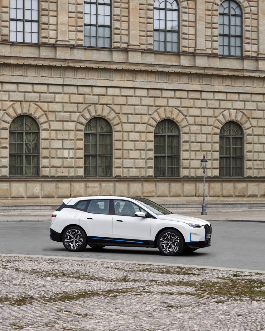 2022 BMW iX xDrive40 - Front Three-Quarter Phone Wallpaper 850x1063 #96