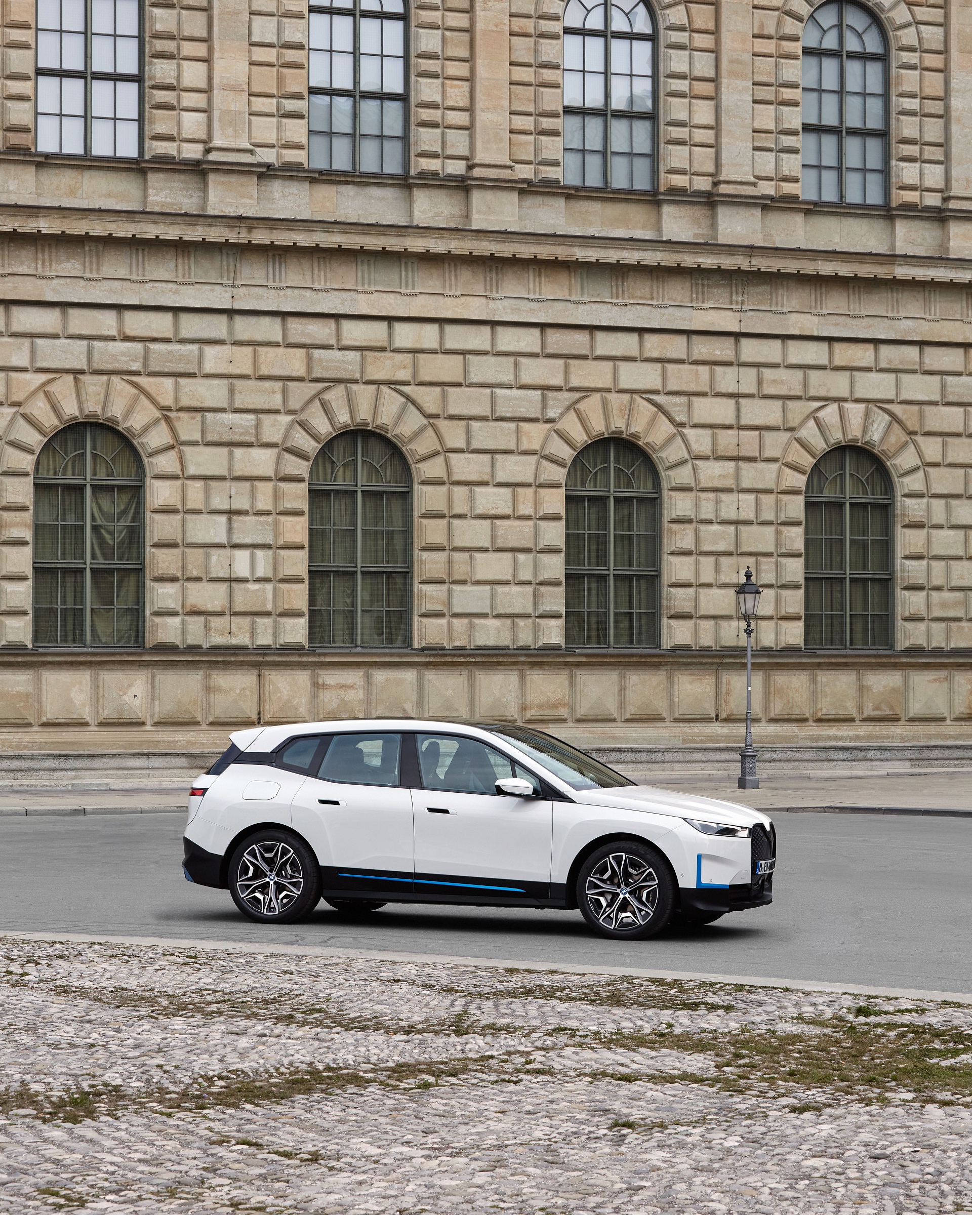 Download 2022 BMW iX xDrive40 - Front Three-Quarter HD Phone Wallpaper 1920x2400 #96