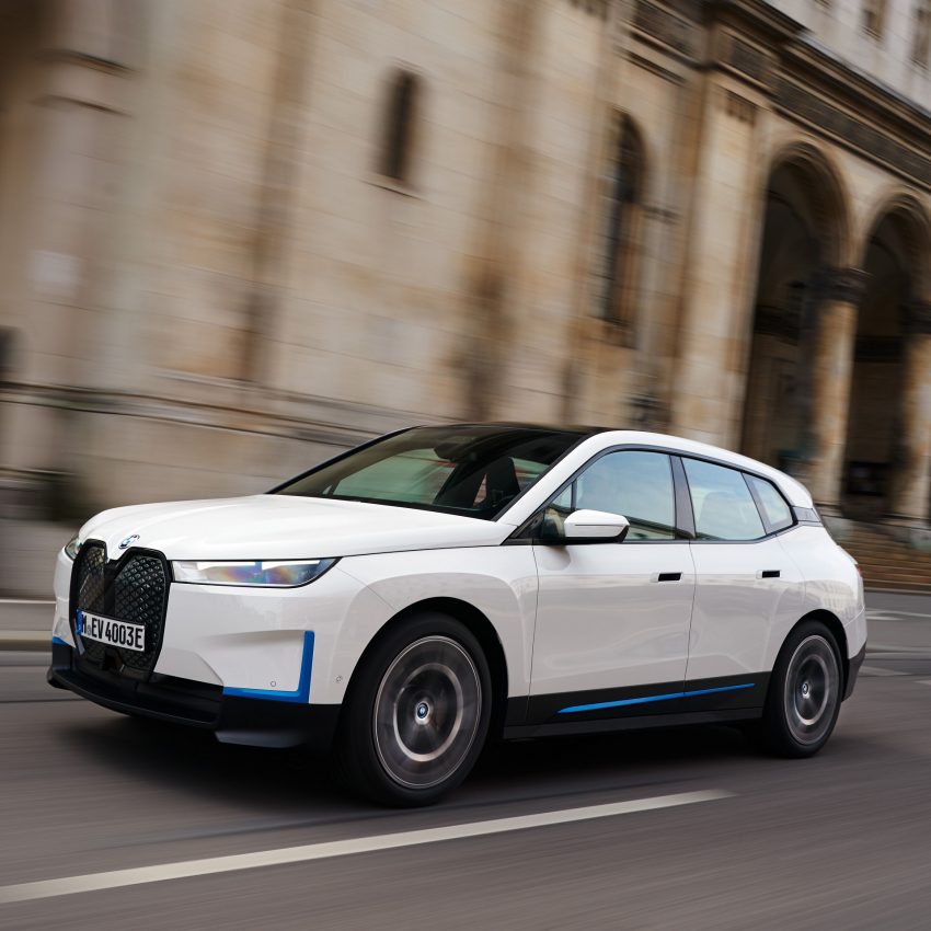 2022 BMW iX xDrive40 - Front Three-Quarter Wallpaper 850x850 #77