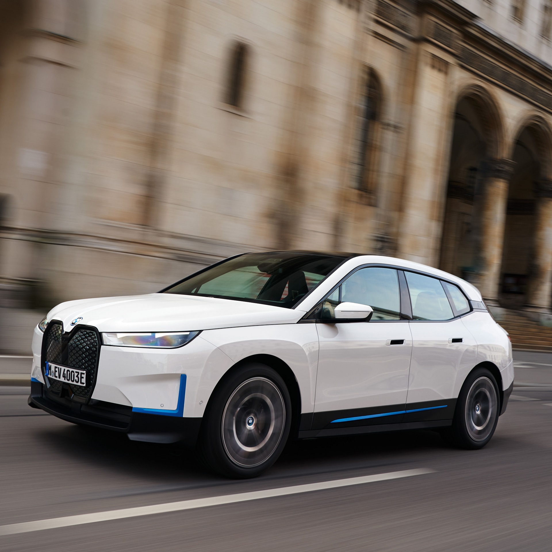 Download 2022 BMW iX xDrive40 - Front Three-Quarter HD Wallpaper 1920x1920 #77