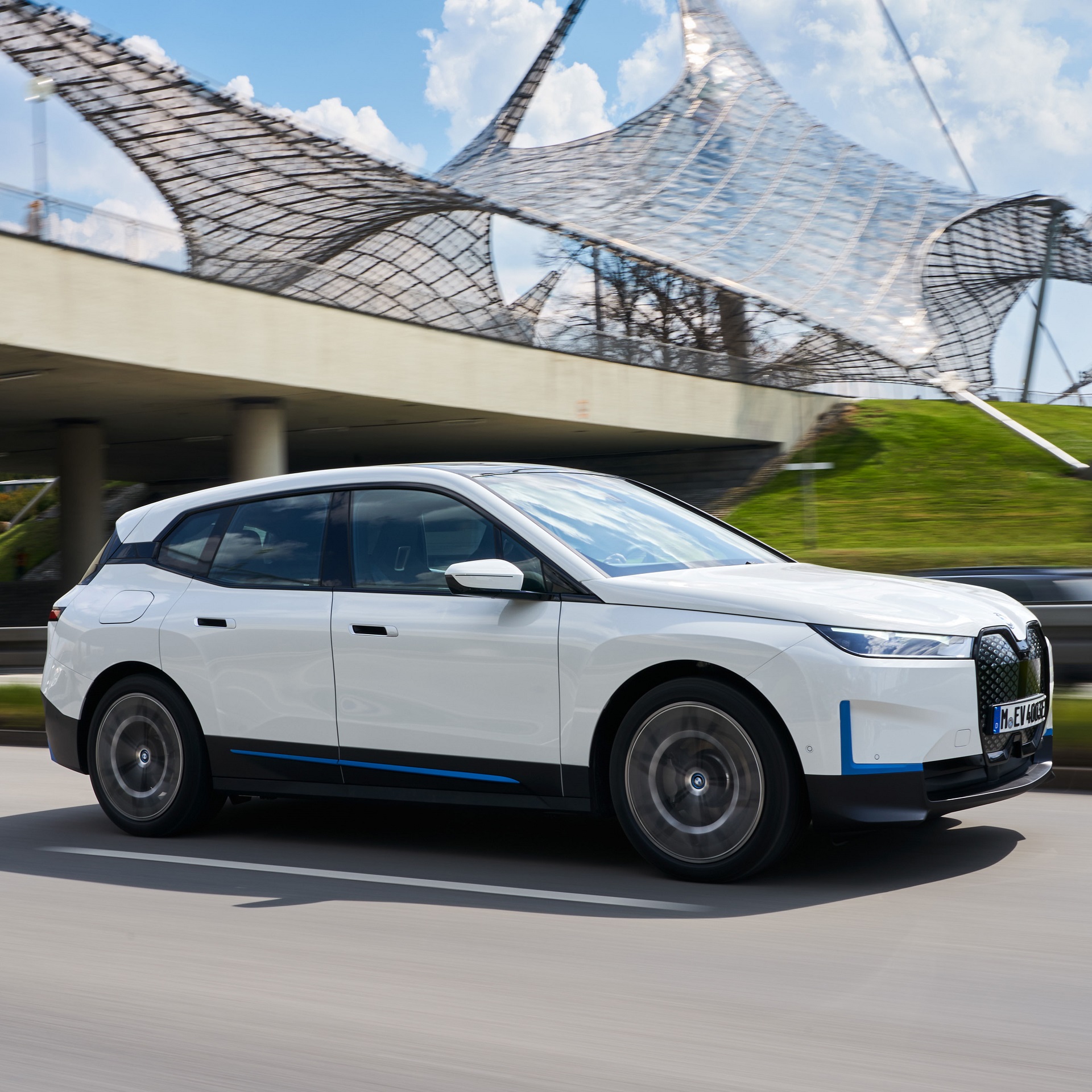 Download 2022 BMW iX xDrive40 - Front Three-Quarter HD Wallpaper 1920x1920 #55