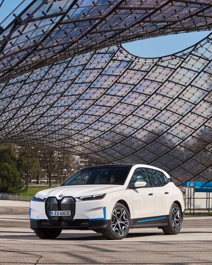 2022 BMW iX xDrive40 - Front Three-Quarter Phone Wallpaper 850x1063 #36