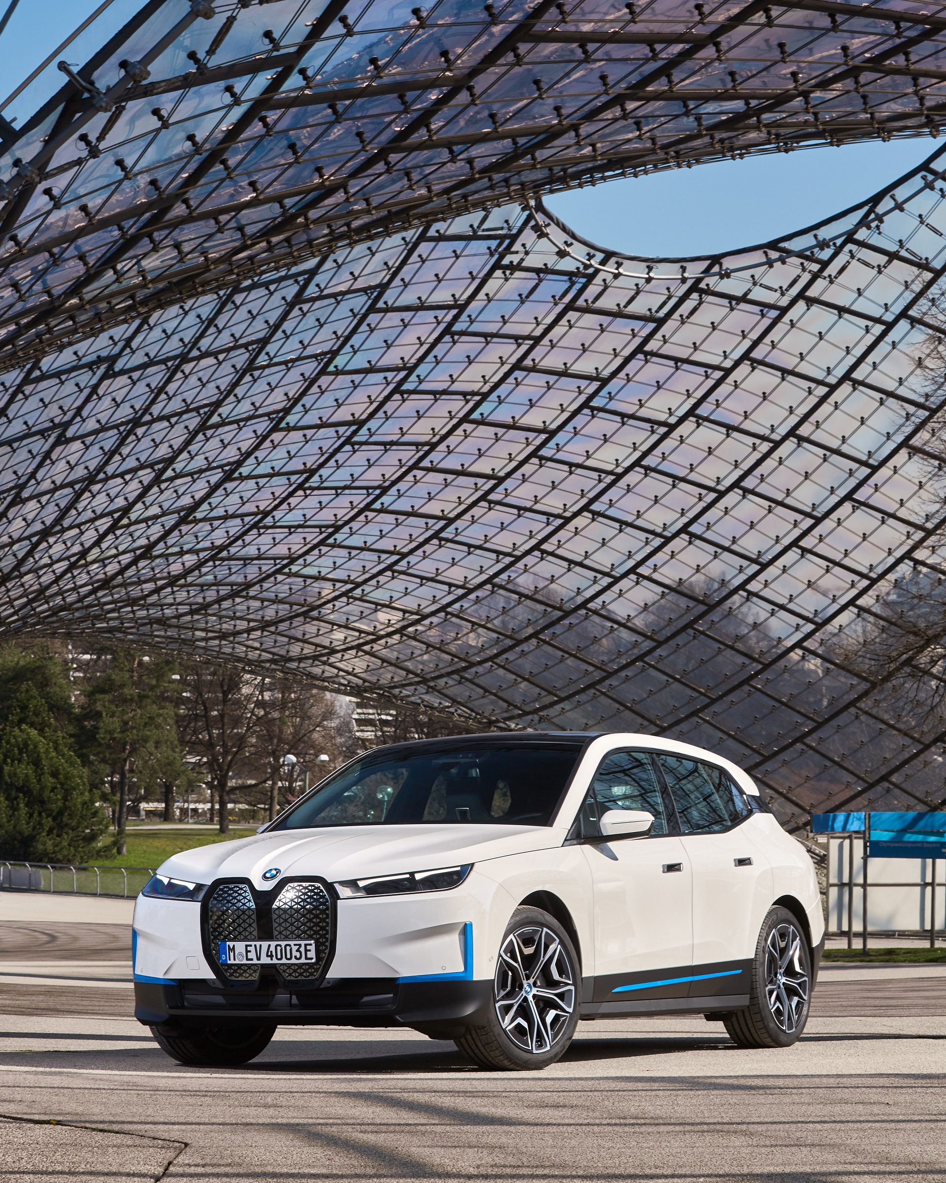 Download 2022 BMW iX xDrive40 - Front Three-Quarter HD Phone Wallpaper 1920x2400 #36