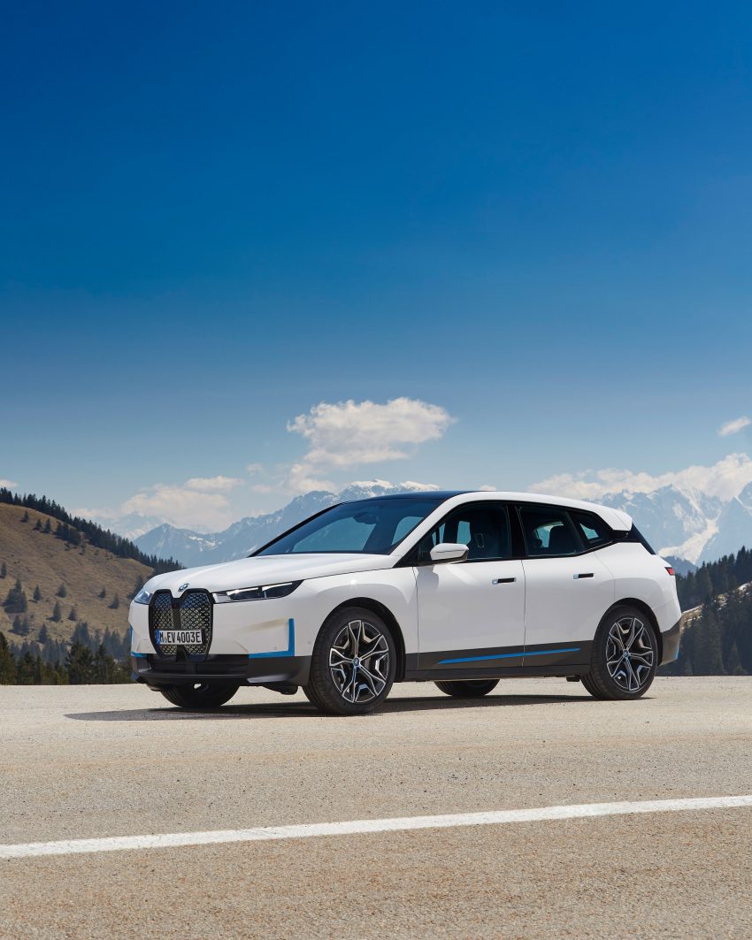 2022 BMW iX xDrive40 - Front Three-Quarter Phone Wallpaper 850x1063 #23