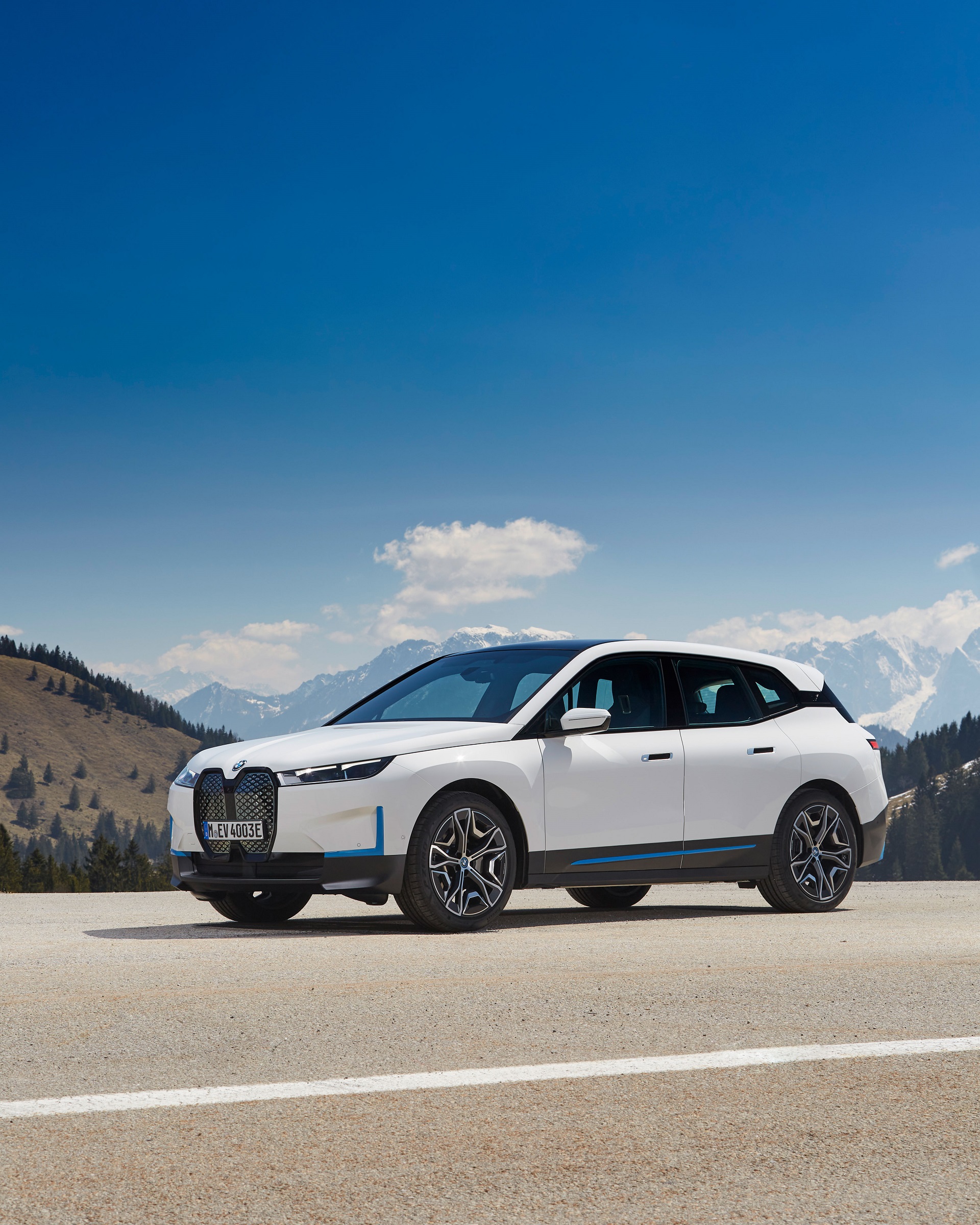 Download 2022 BMW iX xDrive40 - Front Three-Quarter HD Phone Wallpaper 1920x2400 #23