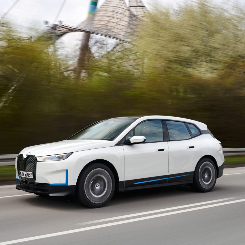 2022 BMW iX xDrive40 - Front Three-Quarter Wallpaper 850x850 #17