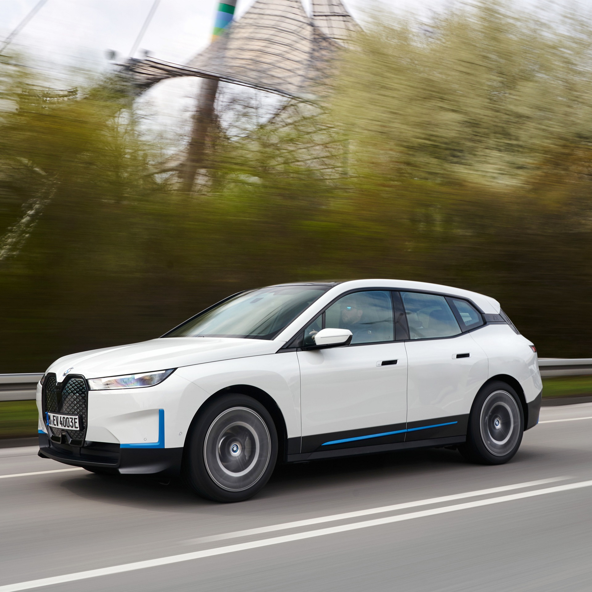 Download 2022 BMW iX xDrive40 - Front Three-Quarter HD Wallpaper 1920x1920 #17