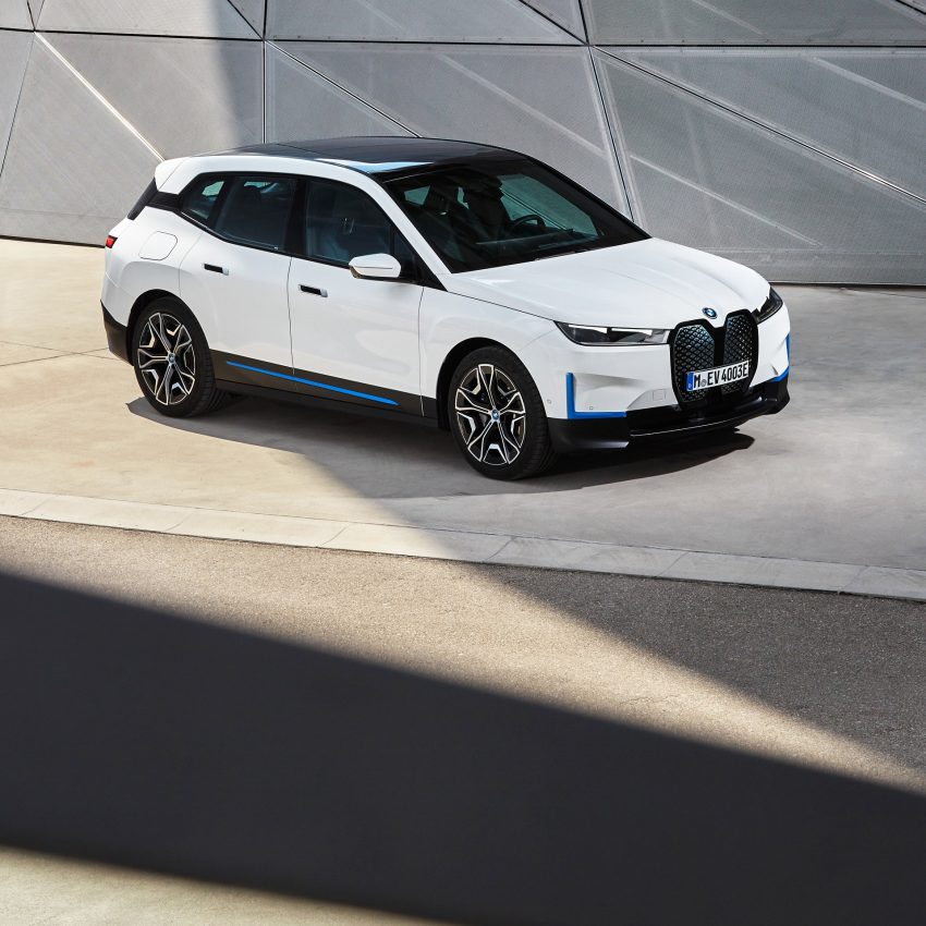 2022 BMW iX xDrive40 - Front Three-Quarter Wallpaper 850x850 #121