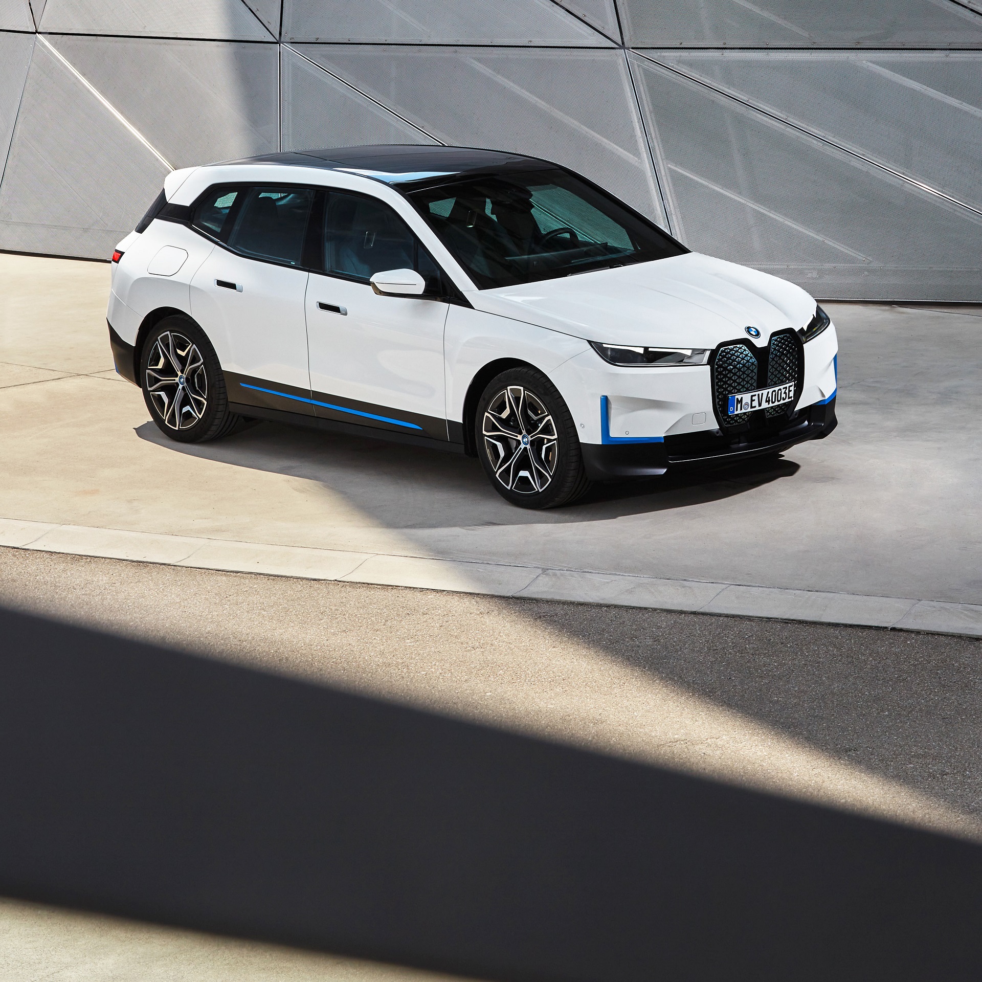 Download 2022 BMW iX xDrive40 - Front Three-Quarter HD Wallpaper 1920x1920 #121