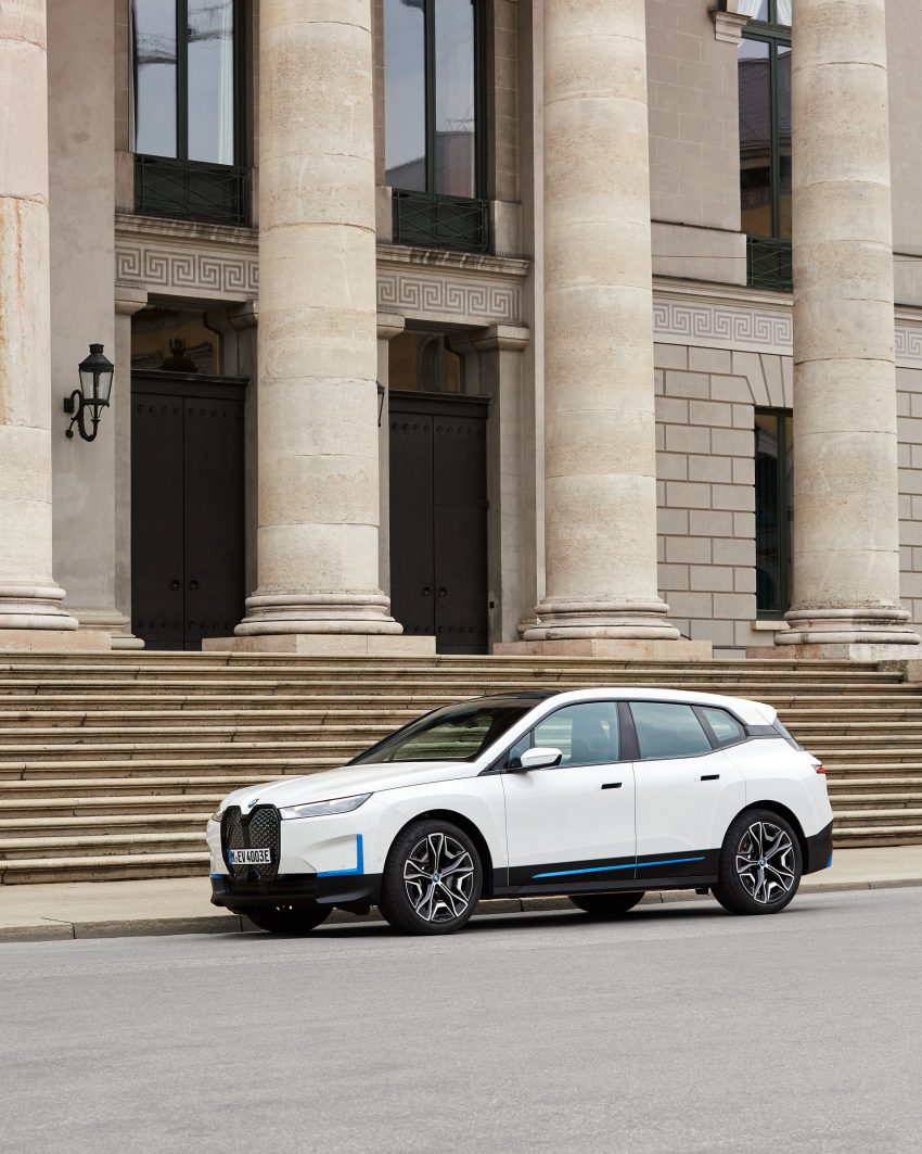 2022 BMW iX xDrive40 - Front Three-Quarter Phone Wallpaper 850x1063 #106
