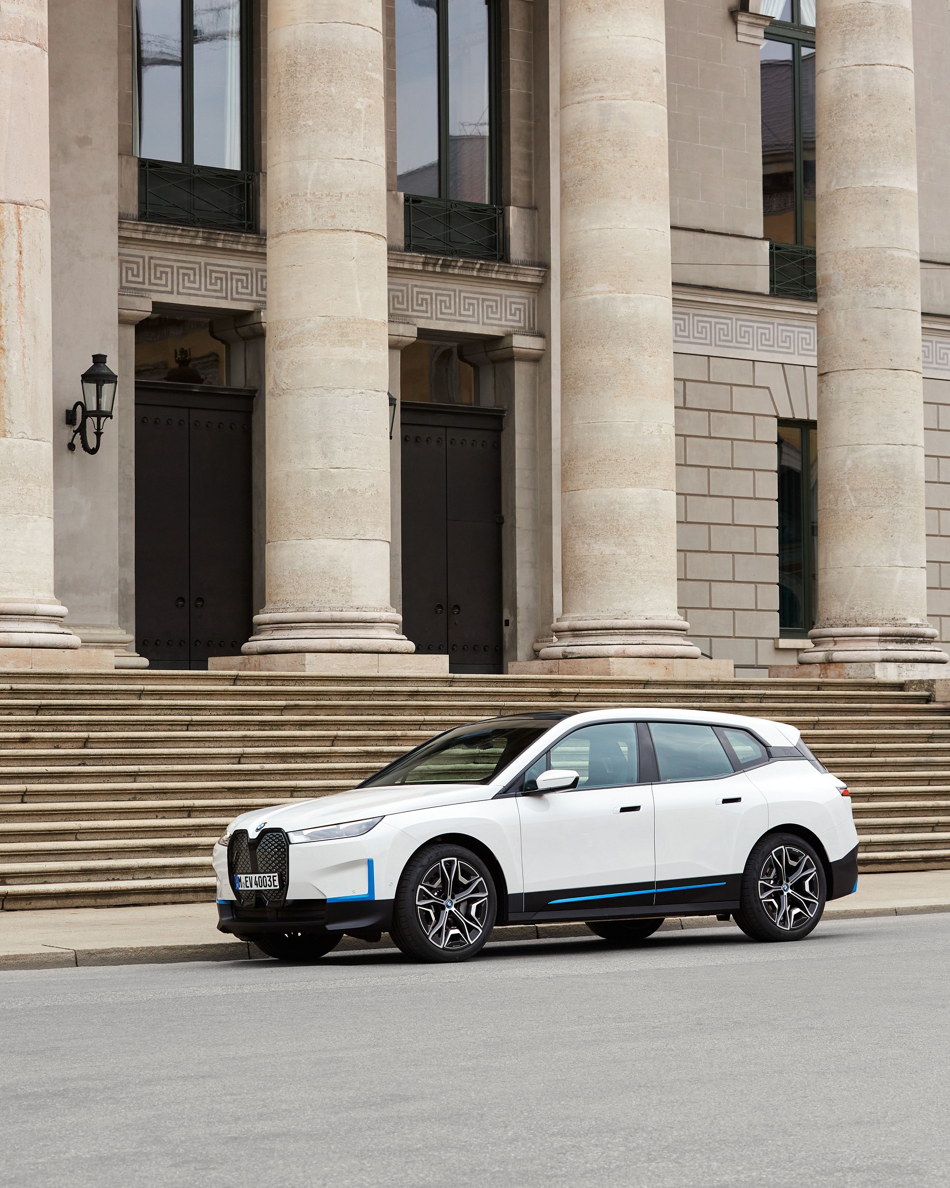 Download 2022 BMW iX xDrive40 - Front Three-Quarter HD Phone Wallpaper 1920x2400 #106