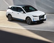 2022 BMW iX xDrive40 - Front Three-Quarter Wallpaper 190x150