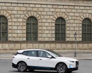 2022 BMW iX xDrive40 - Front Three-Quarter Wallpaper 190x150