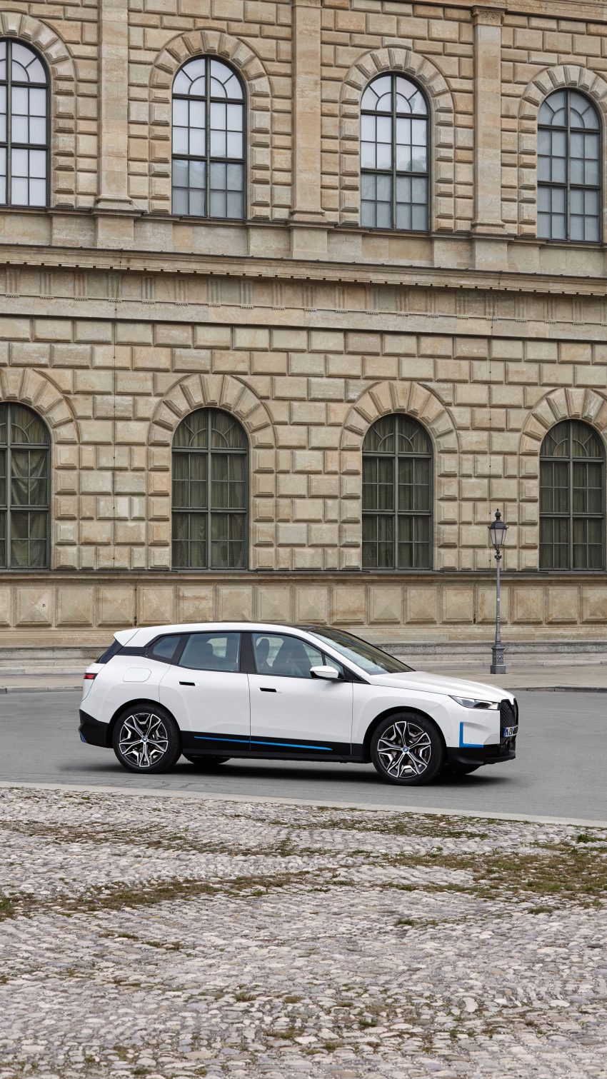 2022 BMW iX xDrive40 - Front Three-Quarter Phone Wallpaper 850x1511 #97