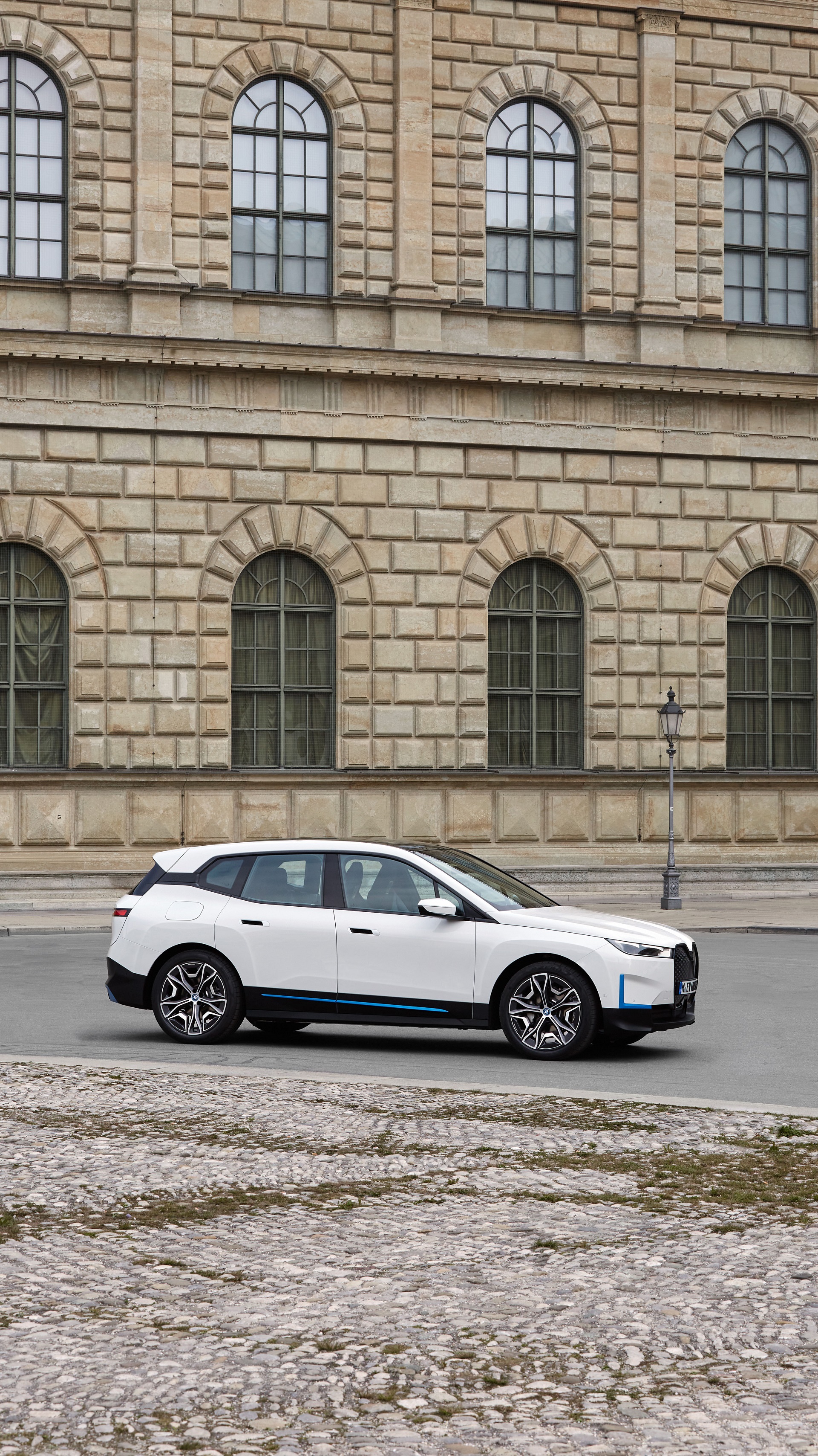 Download 2022 BMW iX xDrive40 - Front Three-Quarter HD Phone Wallpaper 1920x3414 #97