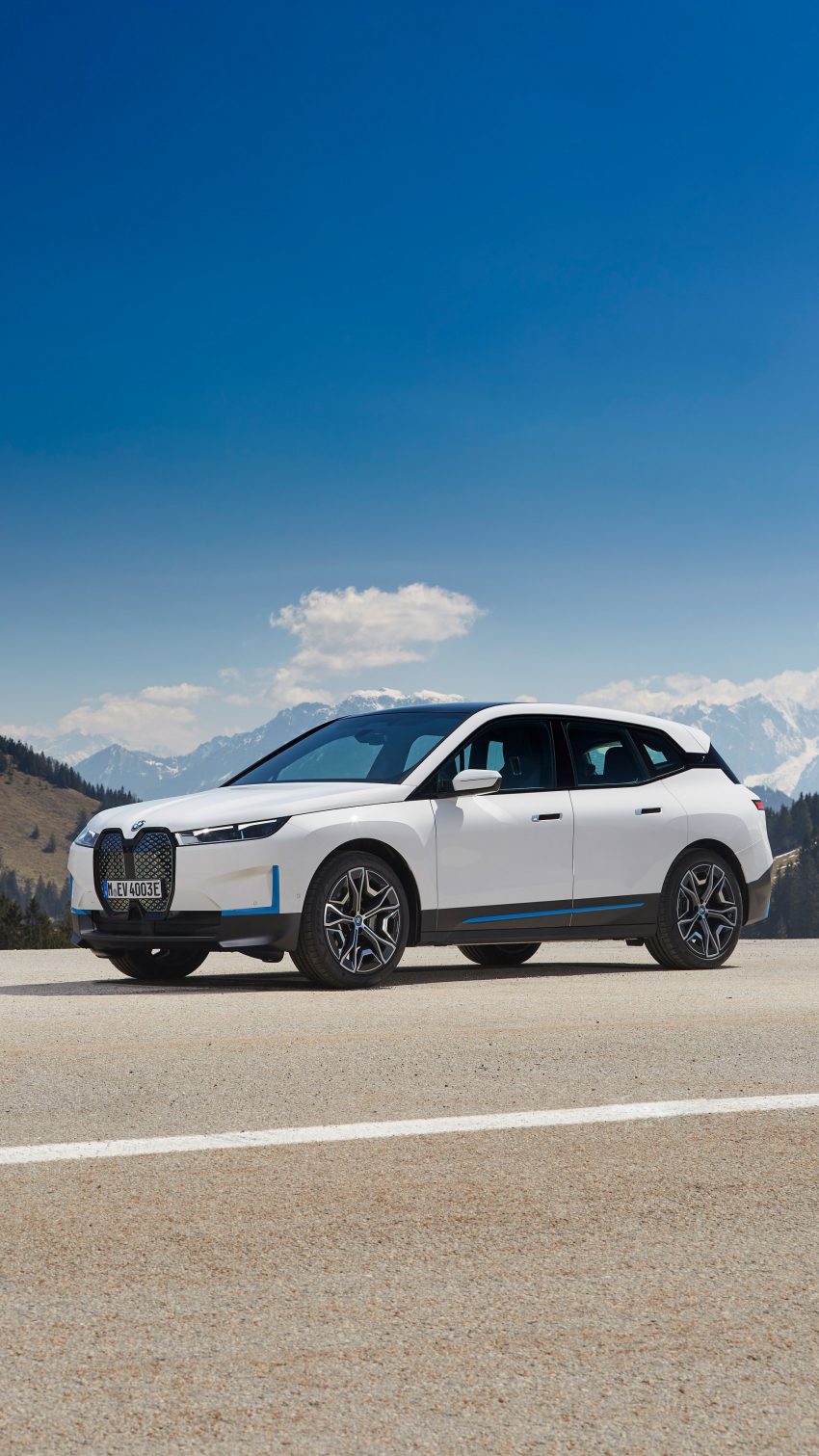 2022 BMW iX xDrive40 - Front Three-Quarter Phone Wallpaper 850x1511 #24