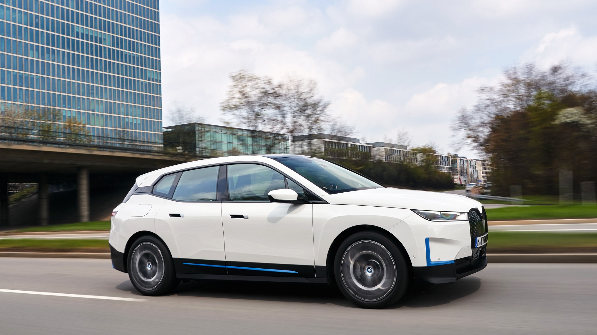 Download 2022 BMW iX xDrive40 - Front Three-Quarter HD Wallpaper 1920x1080 #18