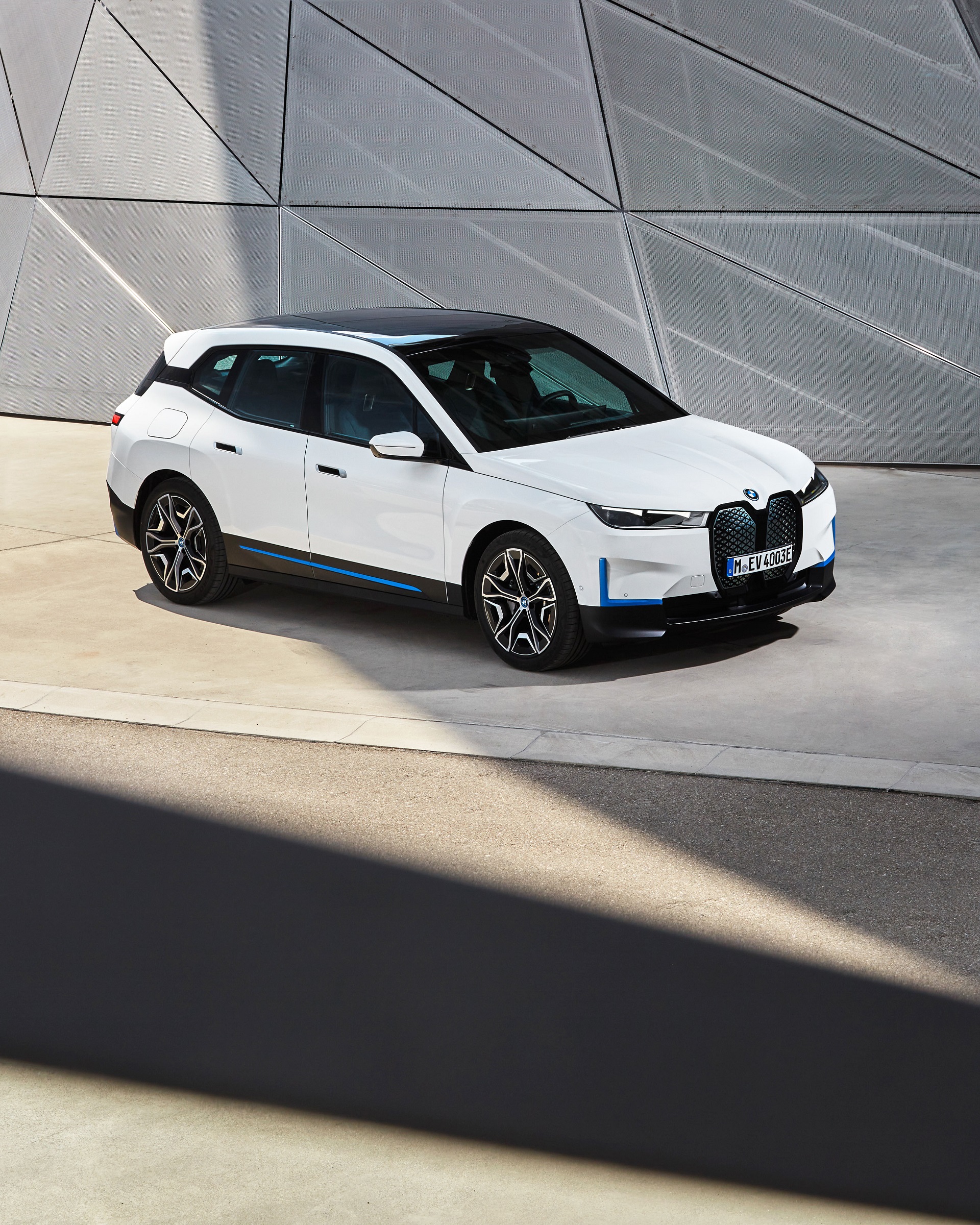 Download 2022 BMW iX xDrive40 - Front Three-Quarter HD Phone Wallpaper 1920x2400 #122