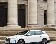 2022 BMW iX xDrive40 - Front Three-Quarter Wallpaper 190x150