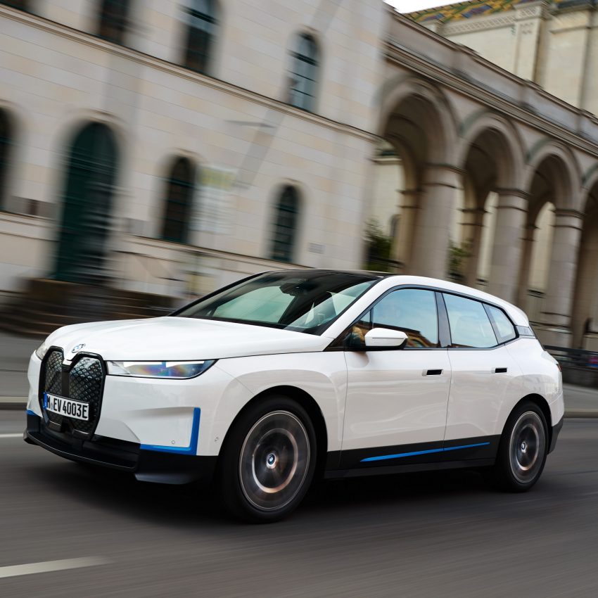 2022 BMW iX xDrive40 - Front Three-Quarter Wallpaper 850x850 #79