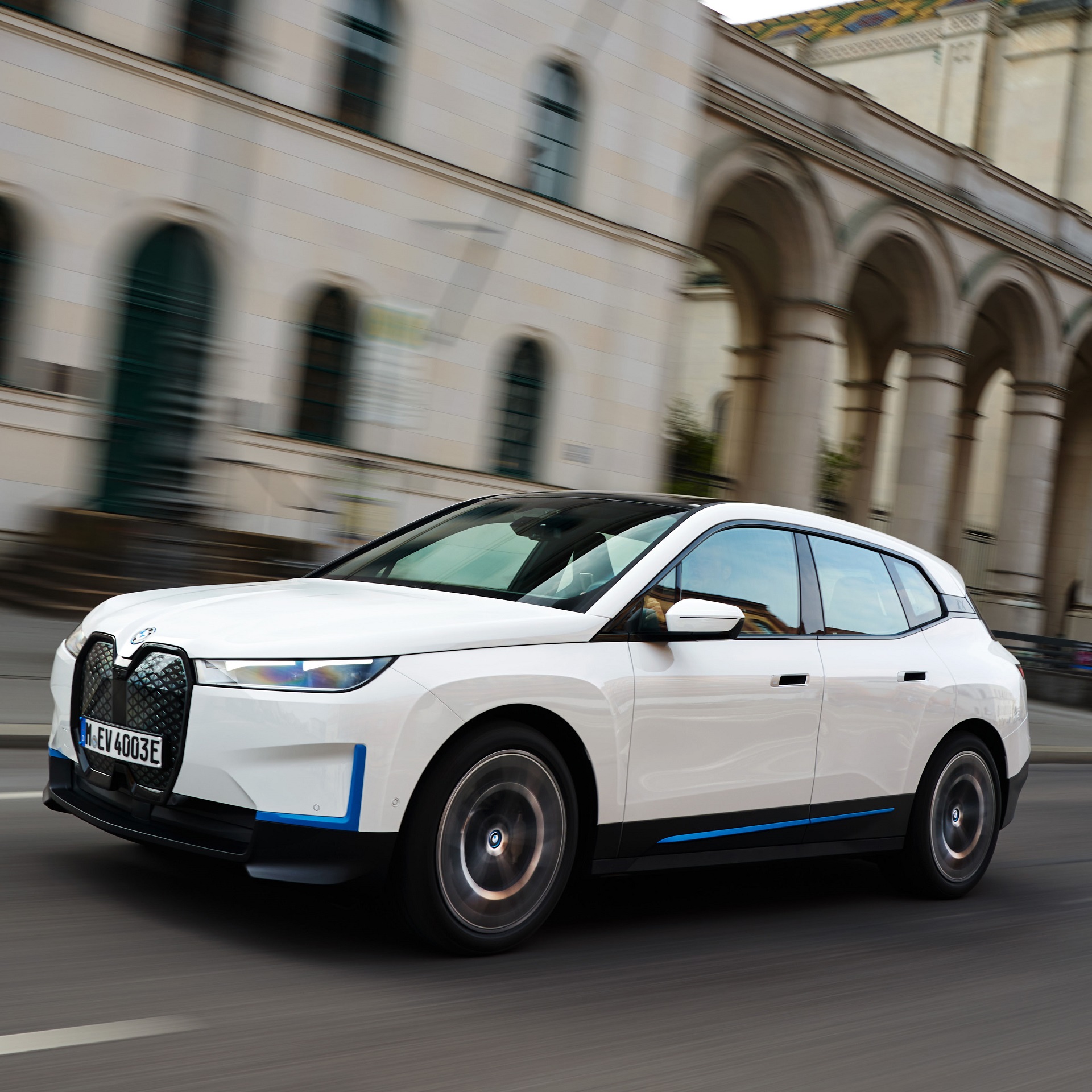 Download 2022 BMW iX xDrive40 - Front Three-Quarter HD Wallpaper 1920x1920 #79