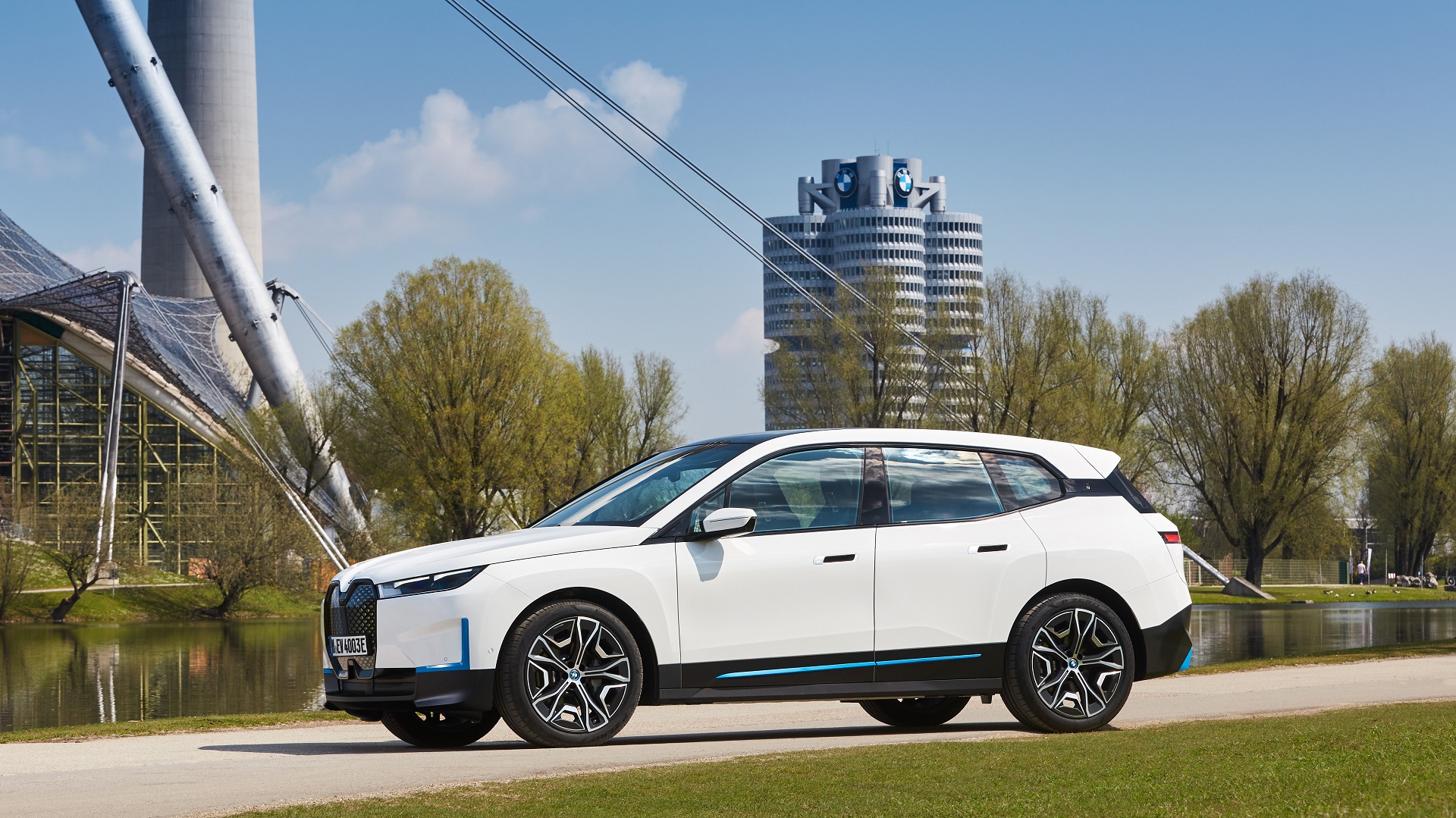 Download 2022 BMW iX xDrive40 - Front Three-Quarter HD Wallpaper 1920x1079 #57