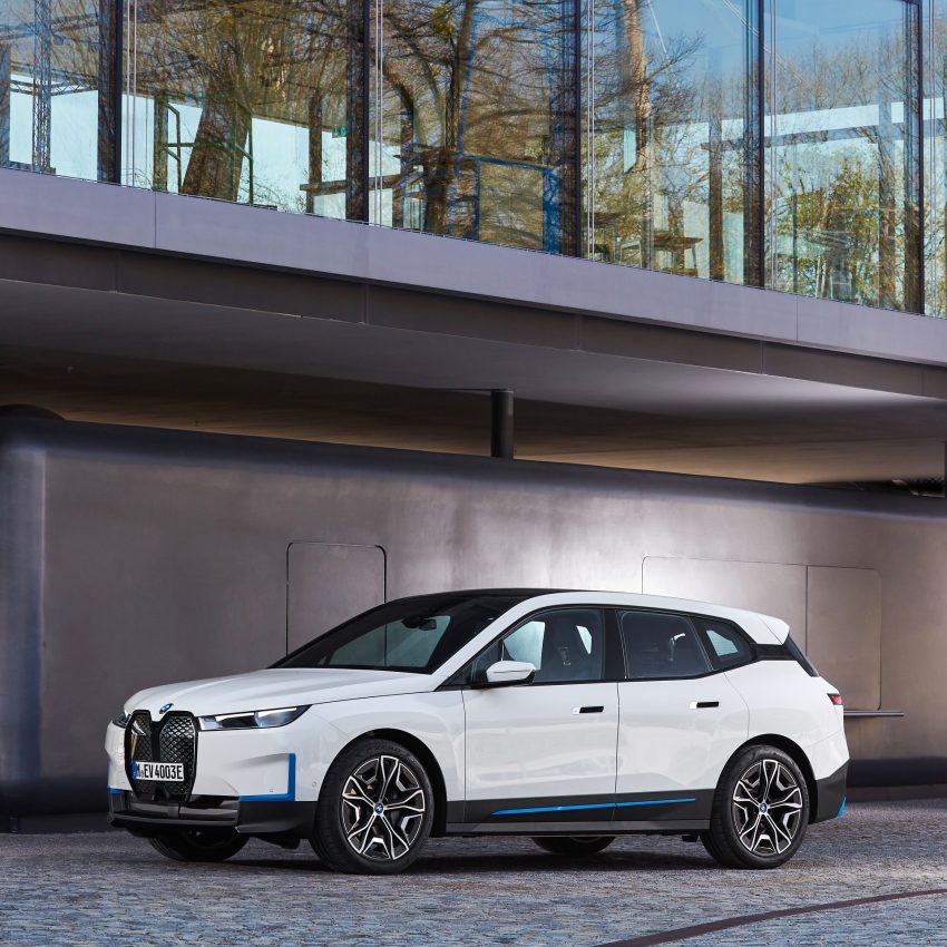 2022 BMW iX xDrive40 - Front Three-Quarter Wallpaper 850x850 #38