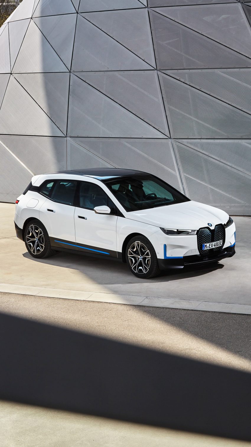 2022 BMW iX xDrive40 - Front Three-Quarter Phone Wallpaper 850x1511 #123