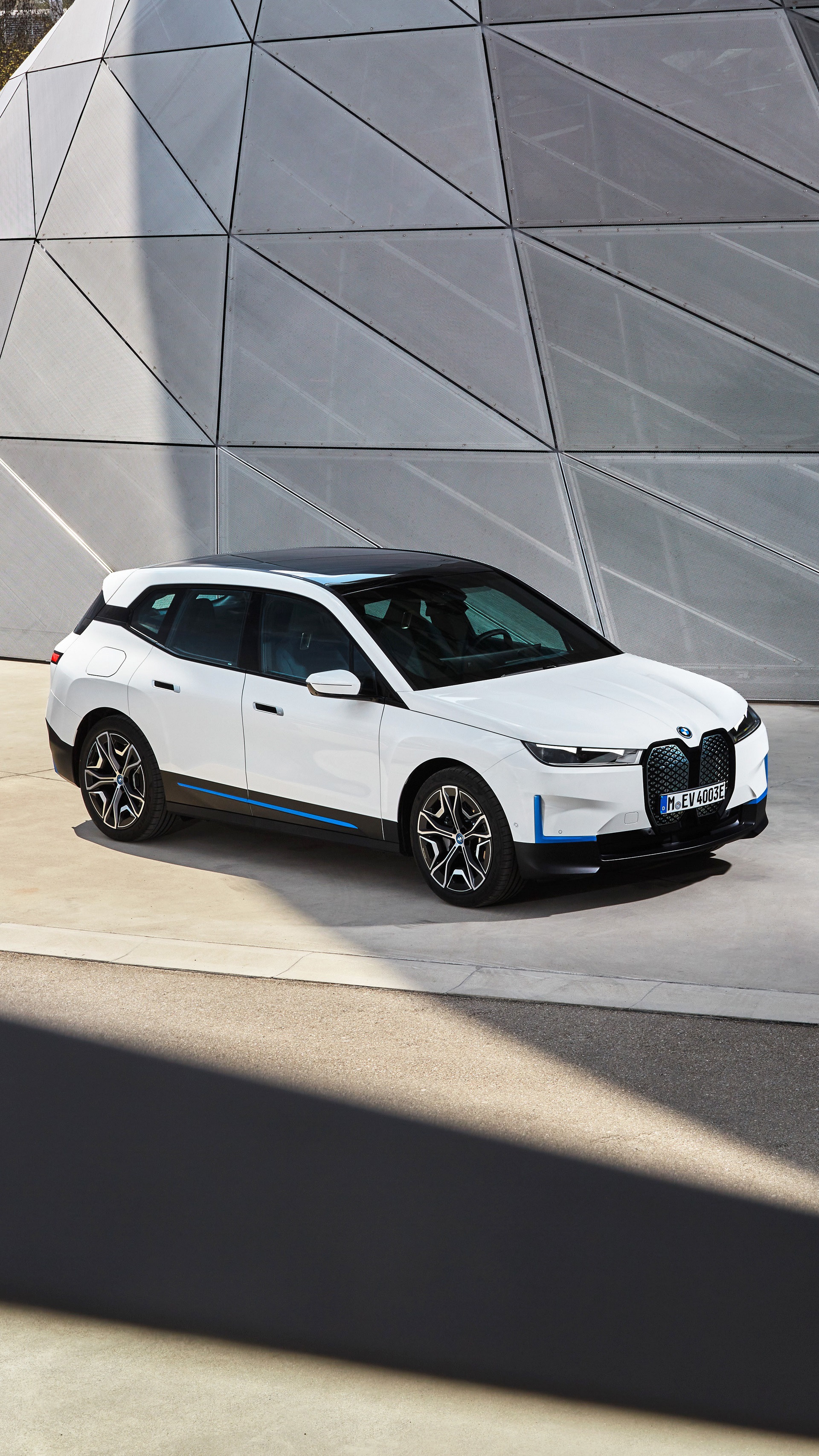 Download 2022 BMW iX xDrive40 - Front Three-Quarter HD Phone Wallpaper 1920x3413 #123