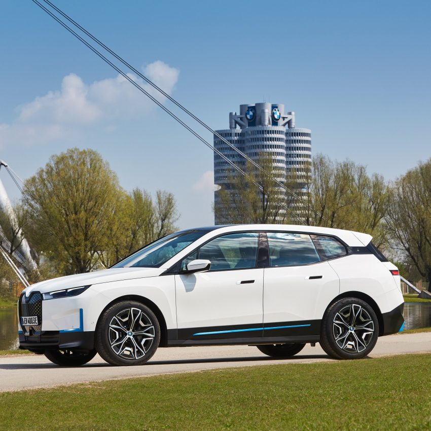 2022 BMW iX xDrive40 - Front Three-Quarter Wallpaper 850x850 #58