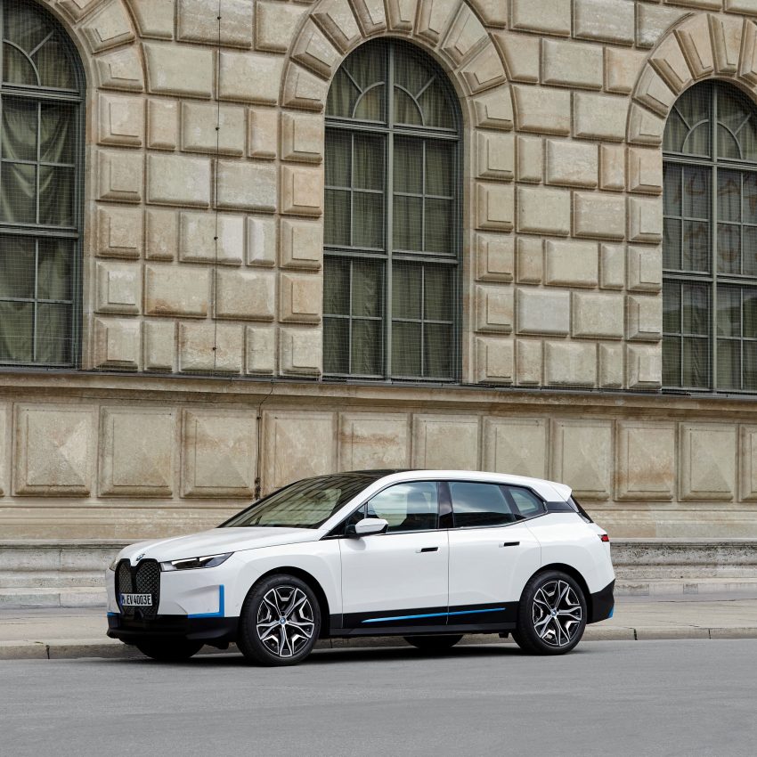 2022 BMW iX xDrive40 - Front Three-Quarter Wallpaper 850x850 #101