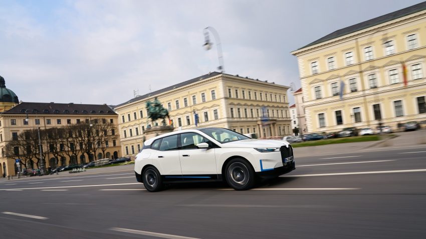 2022 BMW iX xDrive40 - Front Three-Quarter Wallpaper 850x478 #81