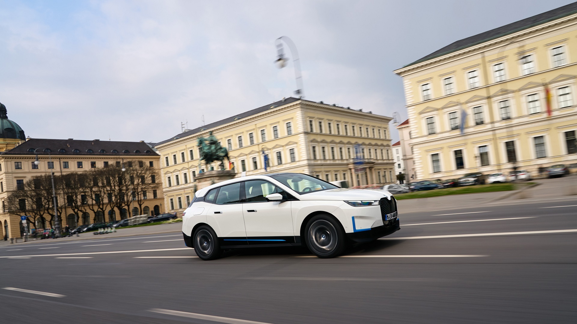 Download 2022 BMW iX xDrive40 - Front Three-Quarter HD Wallpaper 1920x1080 #81