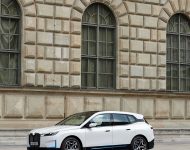 2022 BMW iX xDrive40 - Front Three-Quarter Wallpaper 190x150
