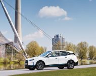 2022 BMW iX xDrive40 - Front Three-Quarter Wallpaper 190x150